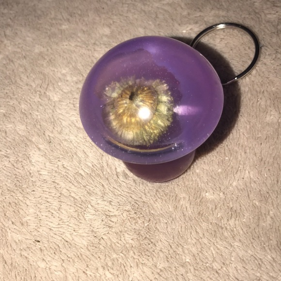 Epoxy resin mini mushroom 🍄 keychain purple & frosted pink - Picture 5 of 6
